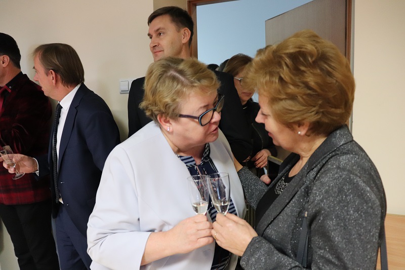 Ponad sto osób składało sobie życzenia w starostwie. Urzędnicy zaśpiewali