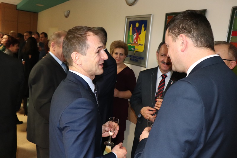 Ponad sto osób składało sobie życzenia w starostwie. Urzędnicy zaśpiewali