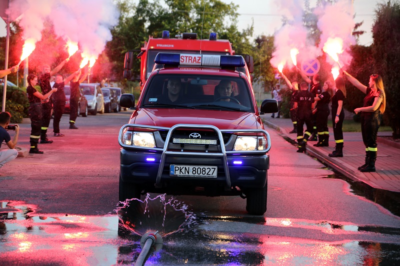 Huczne przywitanie przed remizą. Druhowie mają nowy wóz bojowy