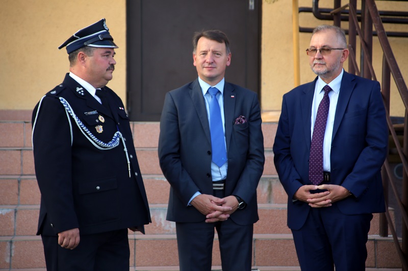 Huczne przywitanie przed remizą. Druhowie mają nowy wóz bojowy