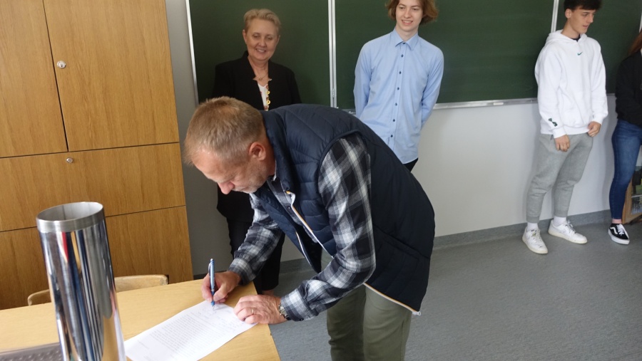 Kapsuła Czasu w ścianie I LO. „To ciekawy materiał dla przyszłych pokoleń”