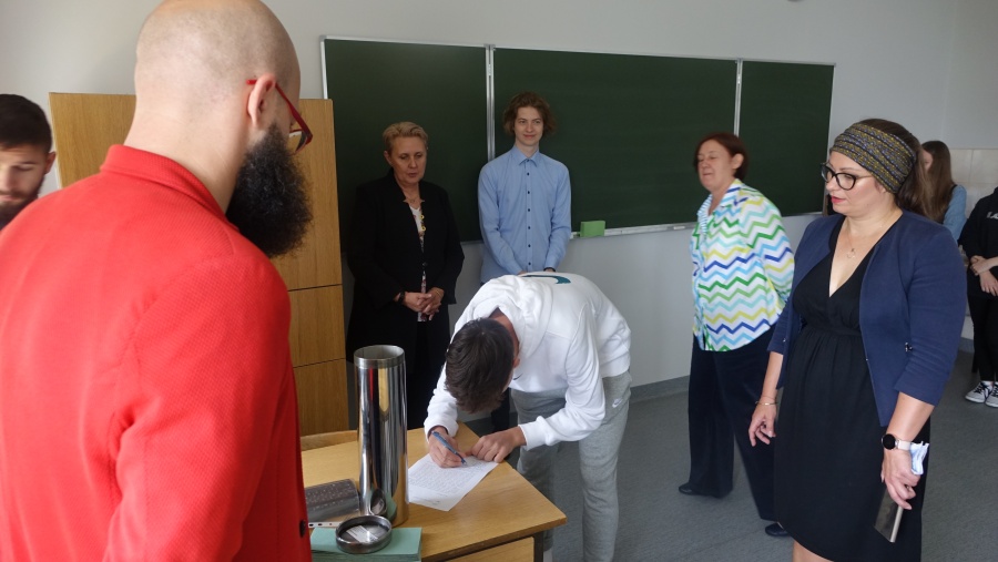 Kapsuła Czasu w ścianie I LO. „To ciekawy materiał dla przyszłych pokoleń”