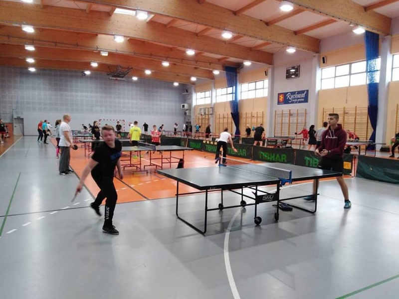 Ruszyła rywalizacja. Mnóstwo chętnych do gry w tenisa stołowego