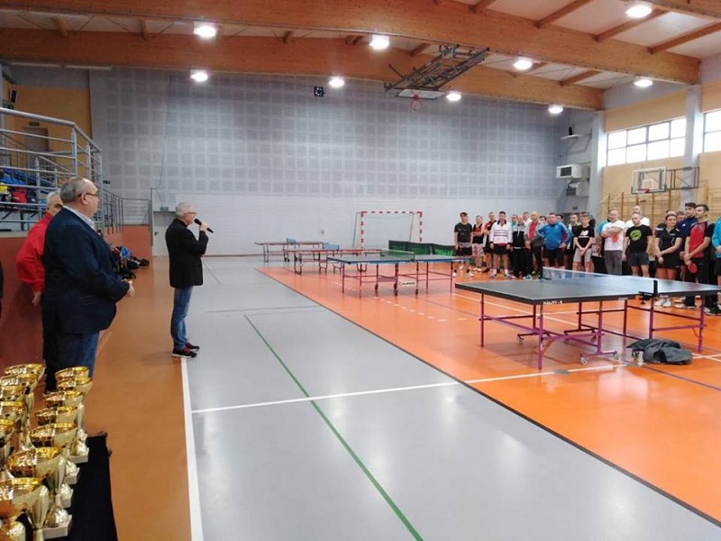 Ruszyła rywalizacja. Mnóstwo chętnych do gry w tenisa stołowego