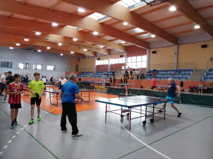 Ruszyła rywalizacja. Mnóstwo chętnych do gry w tenisa stołowego