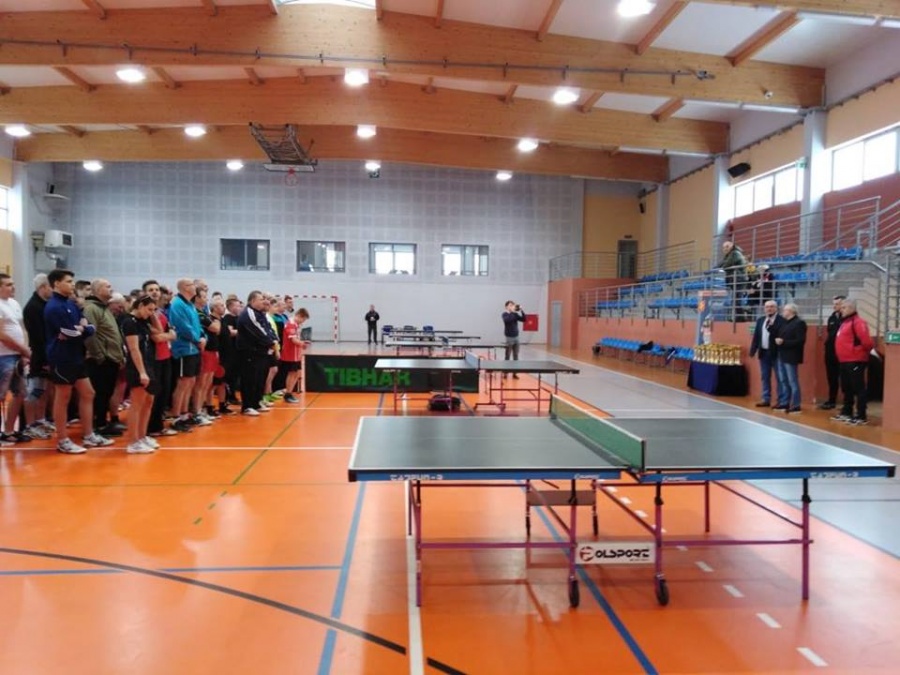Ruszyła rywalizacja. Mnóstwo chętnych do gry w tenisa stołowego