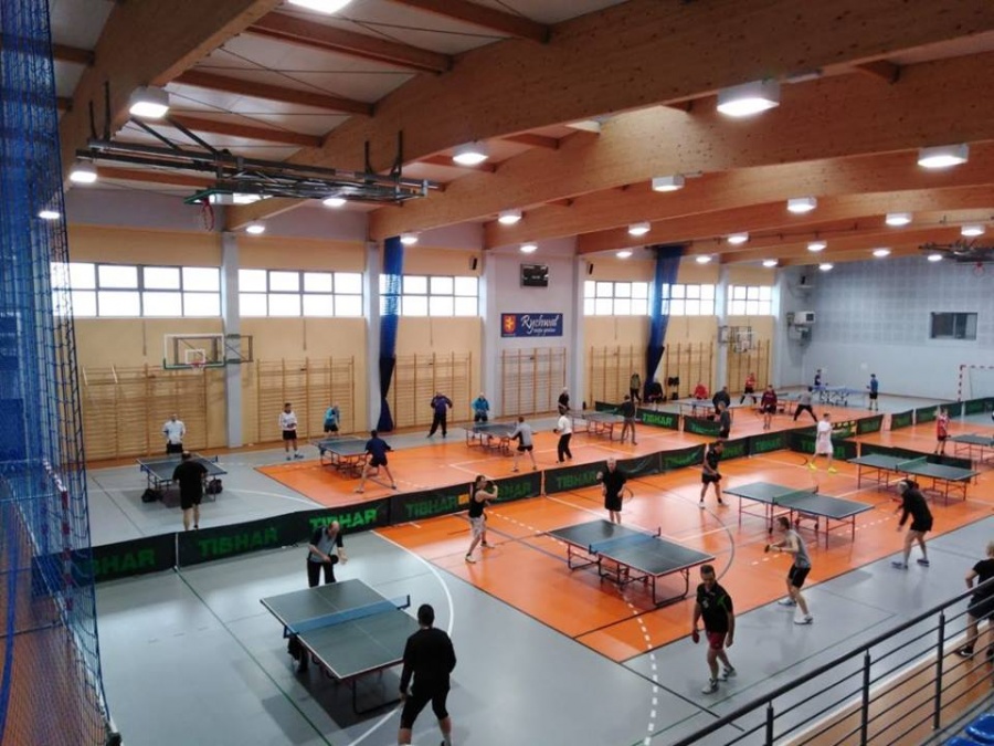 Ruszyła rywalizacja. Mnóstwo chętnych do gry w tenisa stołowego
