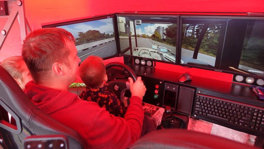 Każdy może poczuć się jak kierowca autobusu. Pani prezes też wsiadła do symulatora