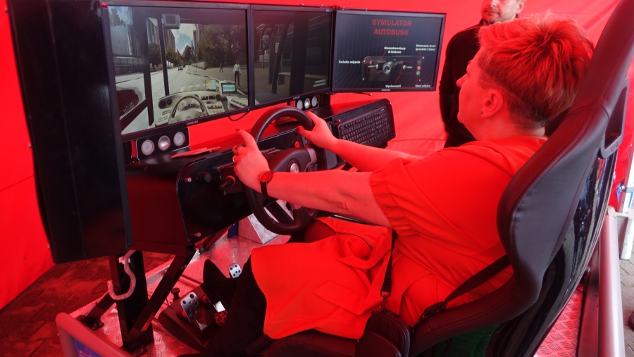 Każdy może poczuć się jak kierowca autobusu. Pani prezes też wsiadła do symulatora