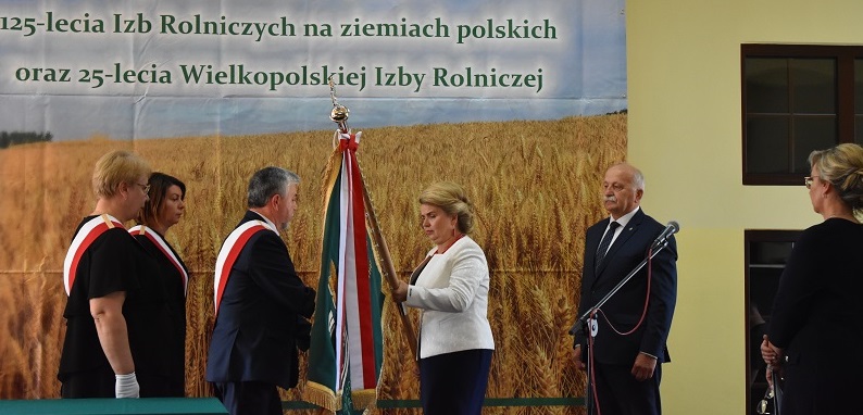 Rada Powiatowa Wielkopolskiej Izby Rolniczej ze sztandarem. „Ten dzień przejdzie do historii”