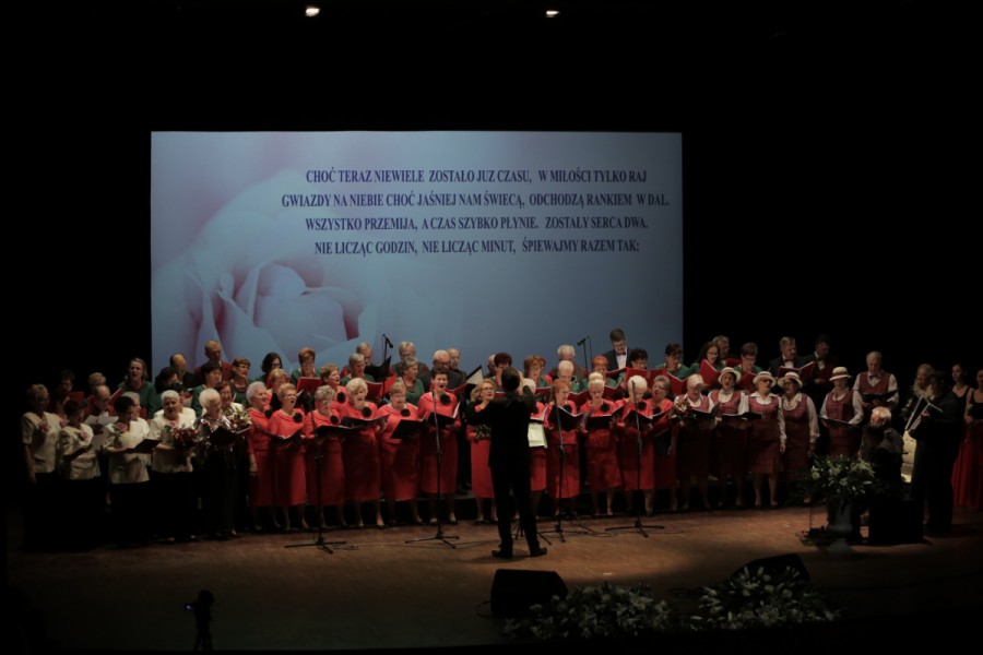 Śpiew to dla seniorów recepta na pogodę ducha i radość życia. Koncert dla miasta