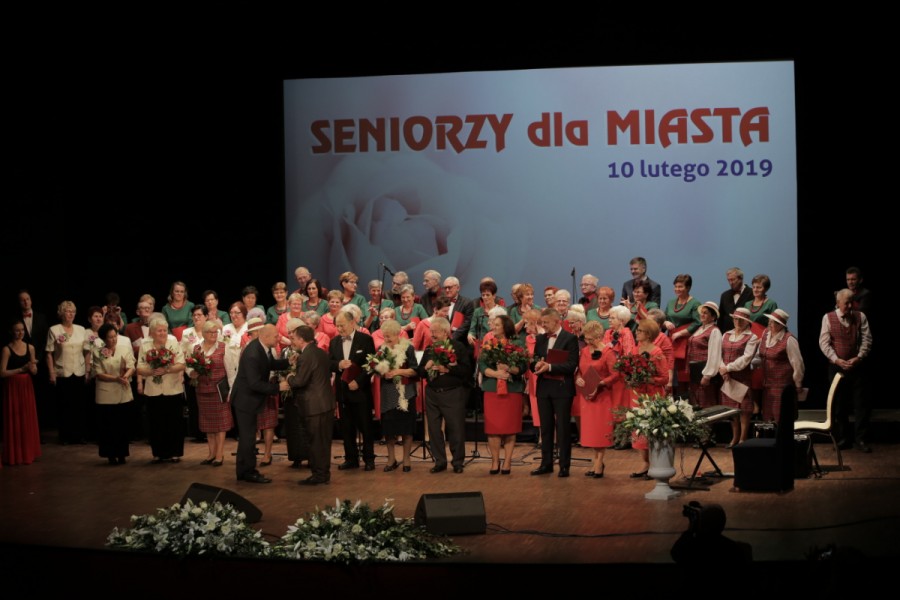 Śpiew to dla seniorów recepta na pogodę ducha i radość życia. Koncert dla miasta