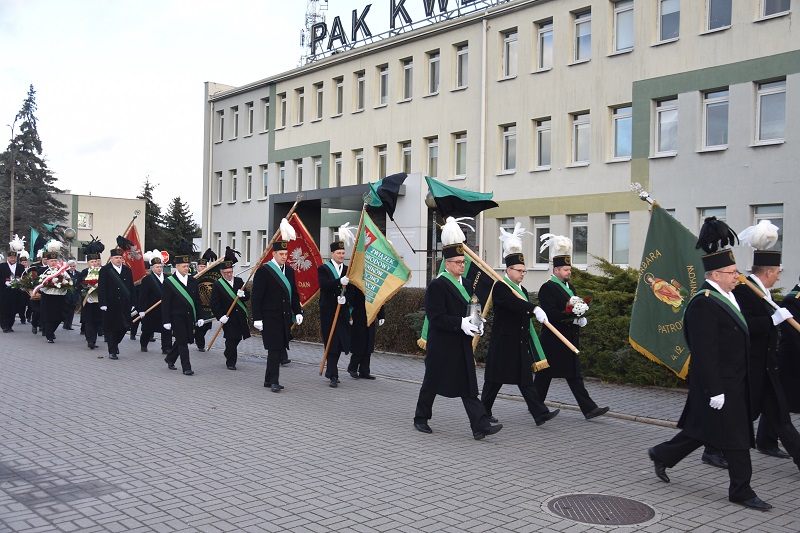 Górnicy złożyli kwiaty pod pomnikiem swojej patronki. W ten sposób obchodzą Barbórkę