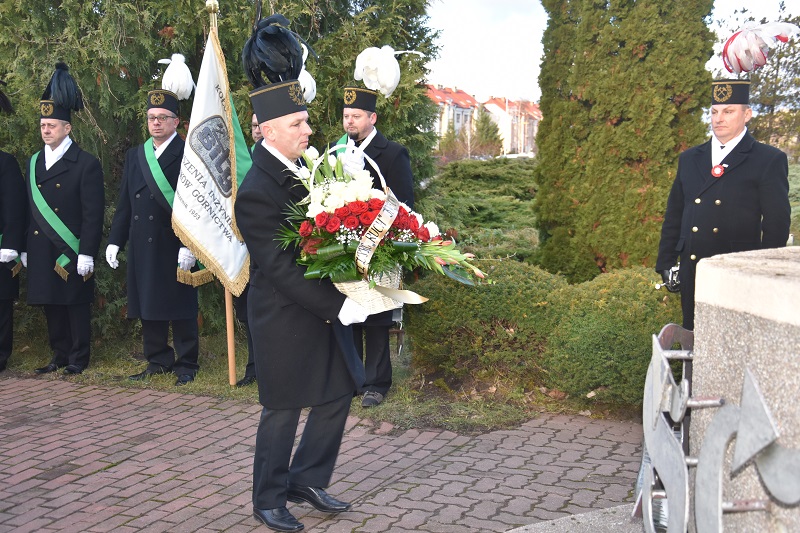 Górnicy złożyli kwiaty pod pomnikiem swojej patronki. W ten sposób obchodzą Barbórkę