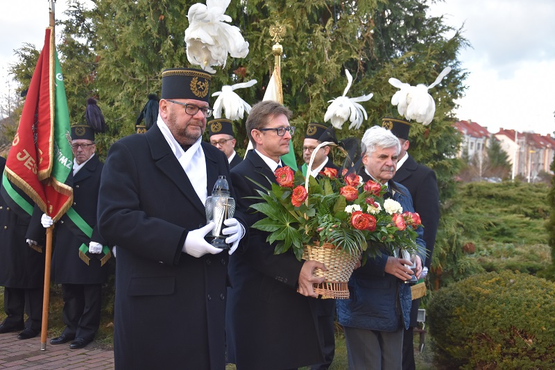 Górnicy złożyli kwiaty pod pomnikiem swojej patronki. W ten sposób obchodzą Barbórkę