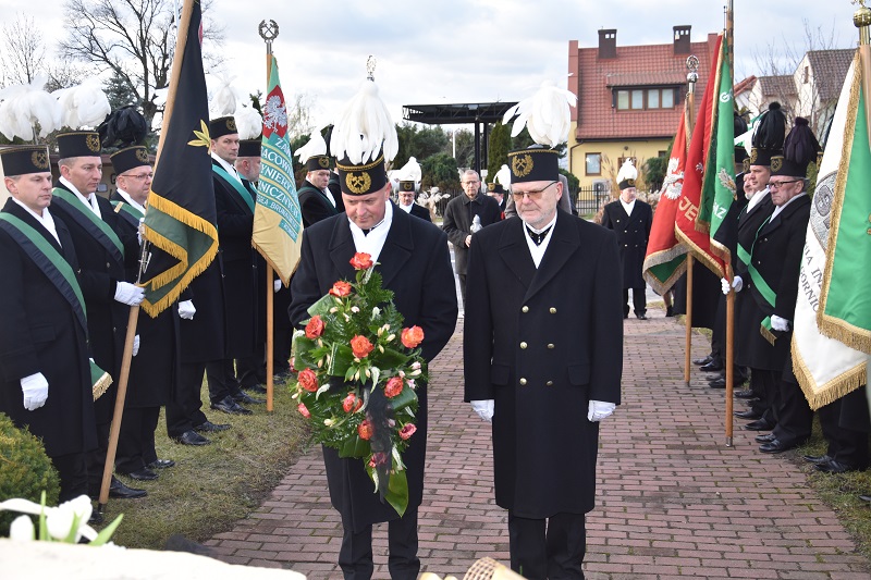 Górnicy złożyli kwiaty pod pomnikiem swojej patronki. W ten sposób obchodzą Barbórkę