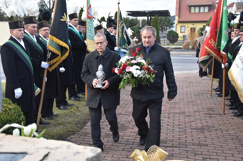 Górnicy złożyli kwiaty pod pomnikiem swojej patronki. W ten sposób obchodzą Barbórkę