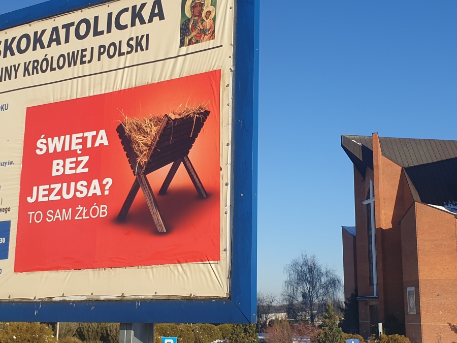 Odwiedzają szopki bożonarodzeniowe. Osiołek w koszyku ma cukierki