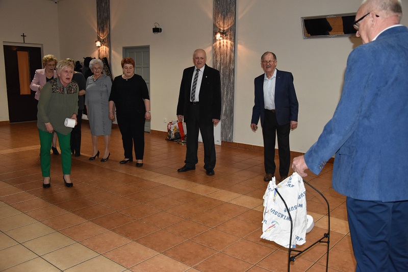 Obiad i tort dla pań w ich święto. ,,Dzisiaj obsługują nas panowie”