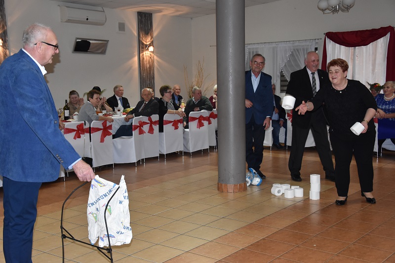 Obiad i tort dla pań w ich święto. ,,Dzisiaj obsługują nas panowie”