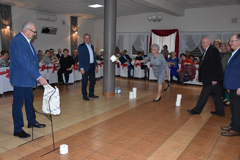 Obiad i tort dla pań w ich święto. ,,Dzisiaj obsługują nas panowie”