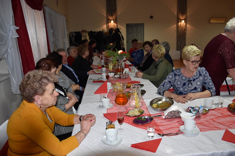 Obiad i tort dla pań w ich święto. ,,Dzisiaj obsługują nas panowie”