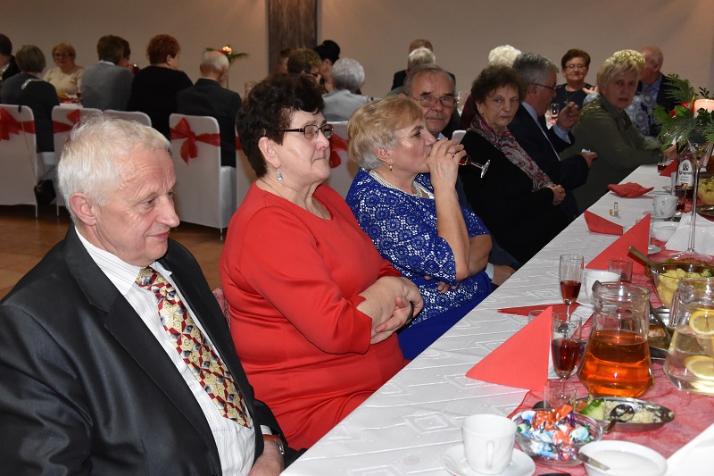 Obiad i tort dla pań w ich święto. ,,Dzisiaj obsługują nas panowie”