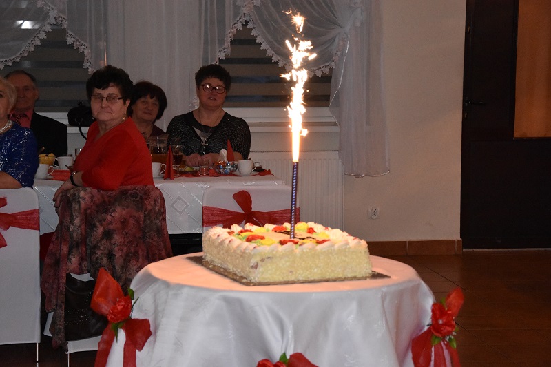 Obiad i tort dla pań w ich święto. ,,Dzisiaj obsługują nas panowie”