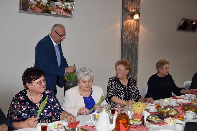 Obiad i tort dla pań w ich święto. ,,Dzisiaj obsługują nas panowie”