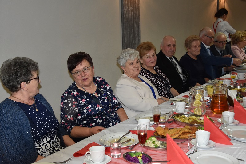 Obiad i tort dla pań w ich święto. ,,Dzisiaj obsługują nas panowie”