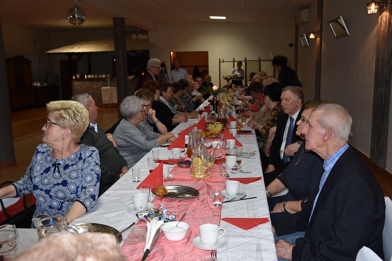 Obiad i tort dla pań w ich święto. ,,Dzisiaj obsługują nas panowie”