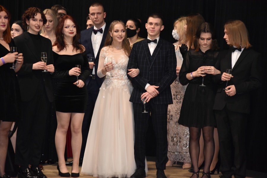 Polonez zachwycił jak zawsze. Trwa studniówka I Liceum Ogólnokształcącego
