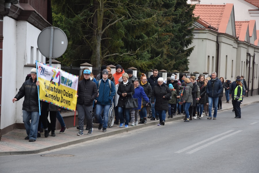 Kolorowa skarpeta na konińskim rynku. Dziś Światowy Dzień Zespołu Downa
