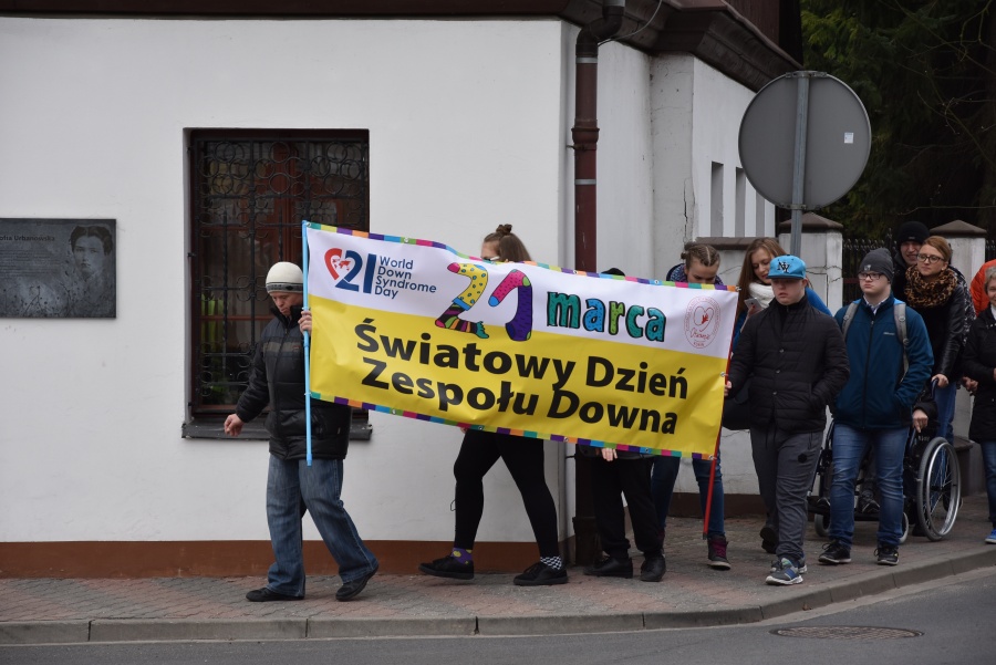 Kolorowa skarpeta na konińskim rynku. Dziś Światowy Dzień Zespołu Downa