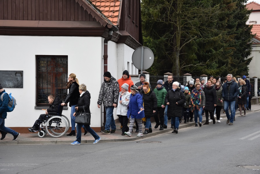 Kolorowa skarpeta na konińskim rynku. Dziś Światowy Dzień Zespołu Downa