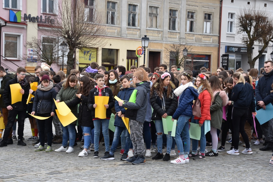 Kolorowa skarpeta na konińskim rynku. Dziś Światowy Dzień Zespołu Downa