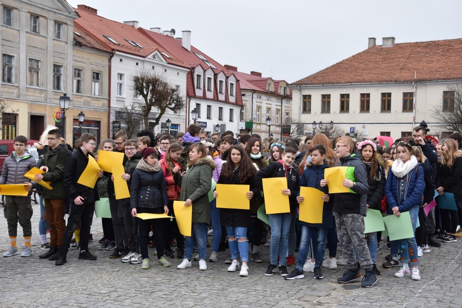 Kolorowa skarpeta na konińskim rynku. Dziś Światowy Dzień Zespołu Downa