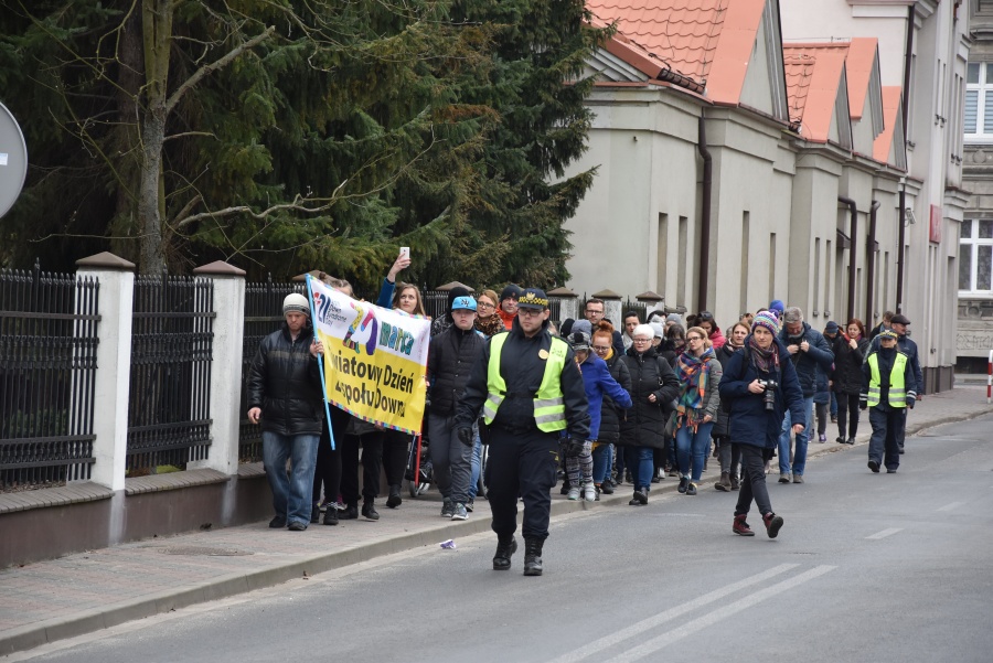 Kolorowa skarpeta na konińskim rynku. Dziś Światowy Dzień Zespołu Downa