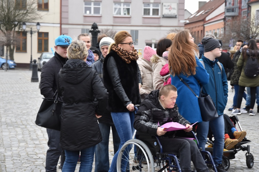 Kolorowa skarpeta na konińskim rynku. Dziś Światowy Dzień Zespołu Downa