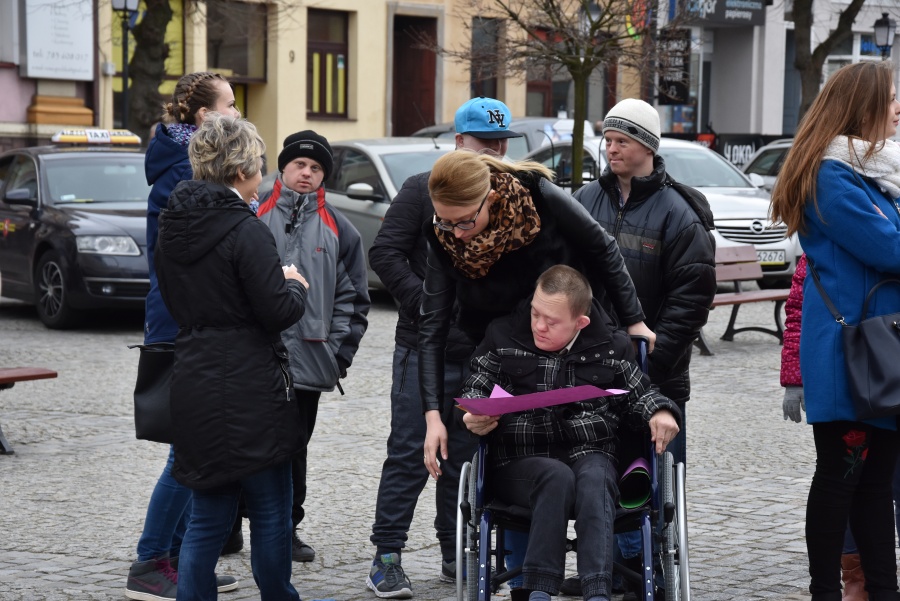 Kolorowa skarpeta na konińskim rynku. Dziś Światowy Dzień Zespołu Downa
