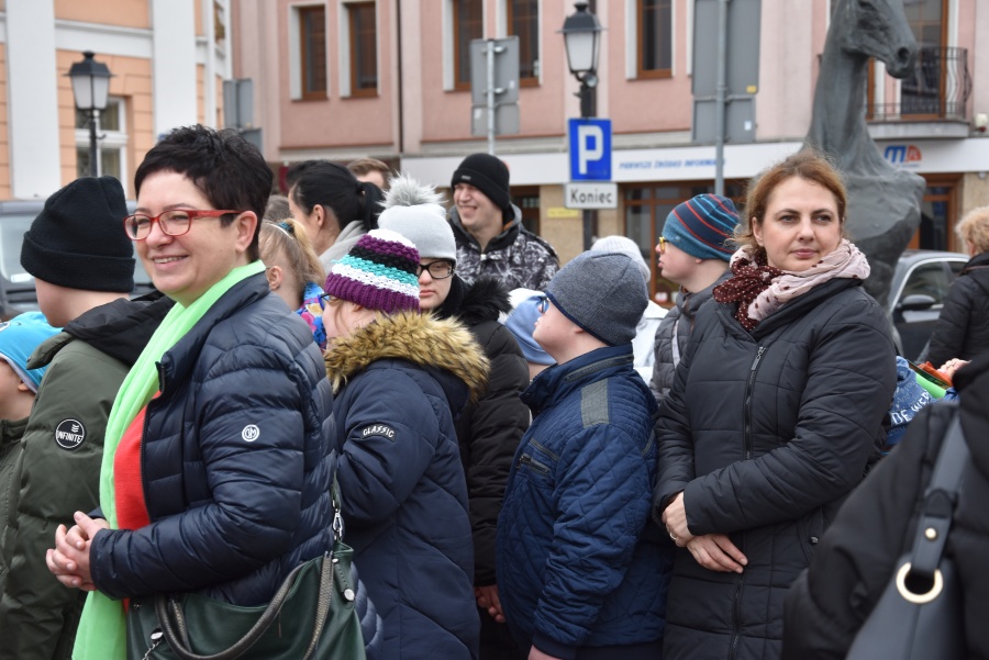 Kolorowa skarpeta na konińskim rynku. Dziś Światowy Dzień Zespołu Downa