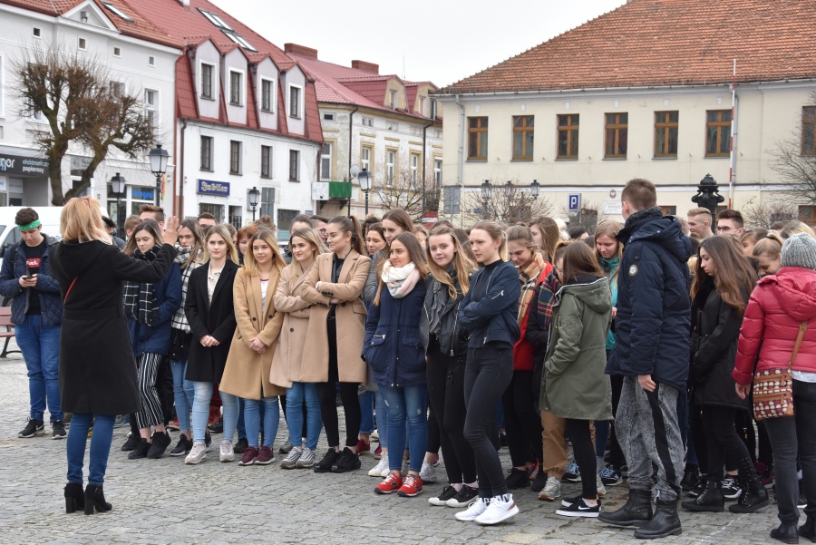 Kolorowa skarpeta na konińskim rynku. Dziś Światowy Dzień Zespołu Downa