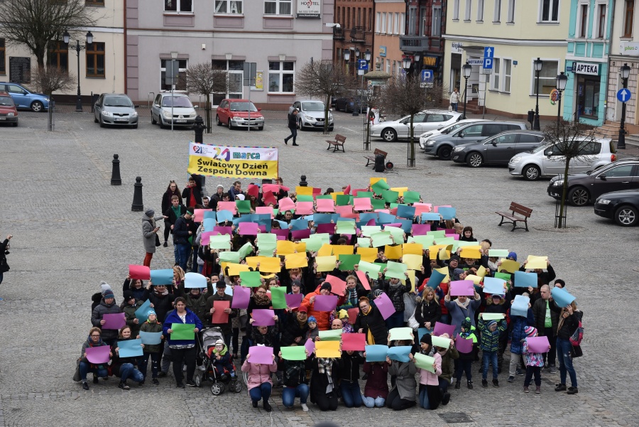 Kolorowa skarpeta na konińskim rynku. Dziś Światowy Dzień Zespołu Downa