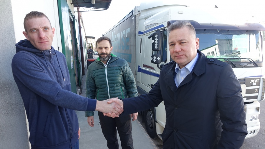 Jeden z kartonów z jasnym przekazem o Putinie. Z Konina wyruszy konwój do Ukrainy