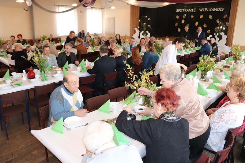 Mieszkańcy na wielkanocnym śniadaniu u burmistrza. Życzył, żeby w gminie była zgoda