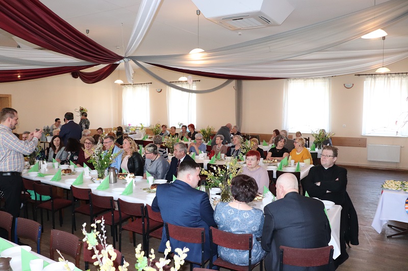 Mieszkańcy na wielkanocnym śniadaniu u burmistrza. Życzył, żeby w gminie była zgoda