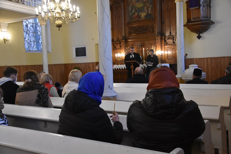 „Wojna to przede wszystkim łzy, ból i straty”. Ekumeniczne nabożeństwo z modlitwą o pokój