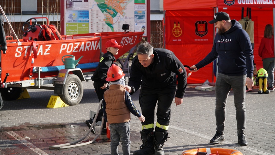 Dzieci i ich opiekunowie radośnie powitali wiosnę