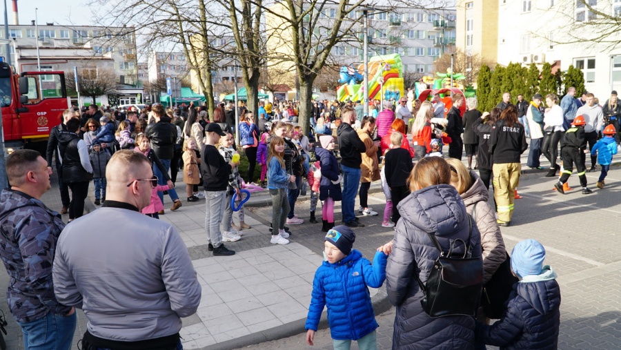 Dzieci i ich opiekunowie radośnie powitali wiosnę