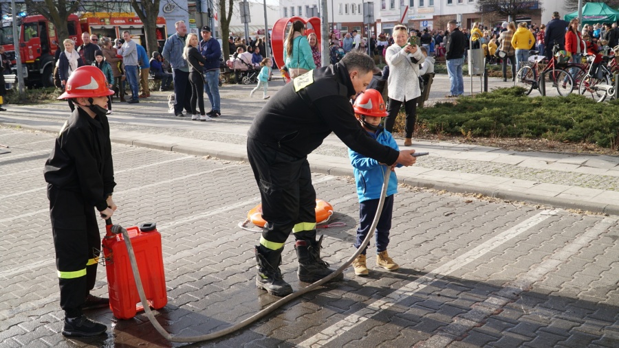 Dzieci i ich opiekunowie radośnie powitali wiosnę
